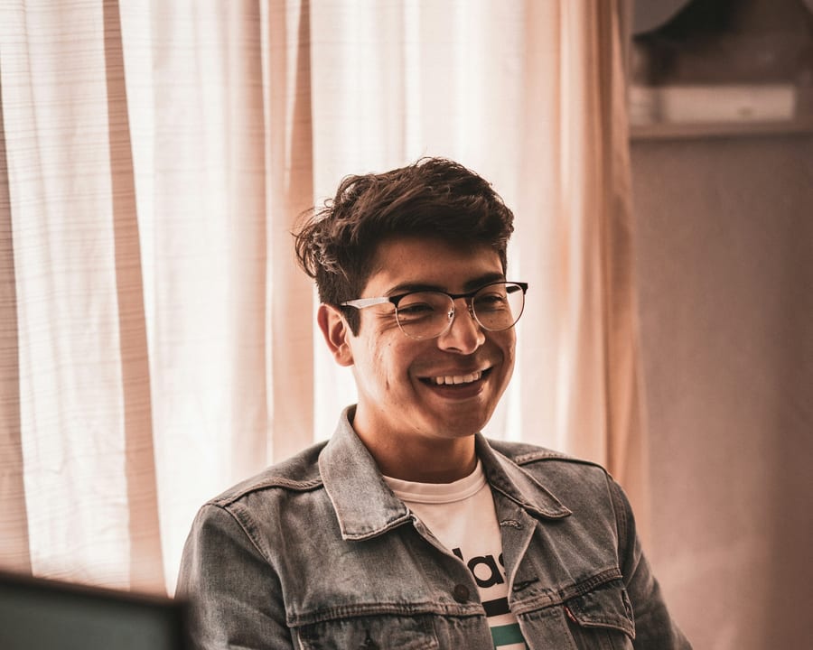 Un développeur de l'équipe, souriant